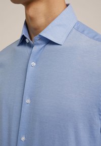 WE Fashion FUNDAMENTALS - Marškiniai - light blue