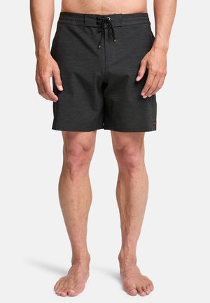 Męskie spodenki kąpielowe z ciemnoszarej tkaniny o fakturowanym wykończeniu, z zapięciem na sznurek i małym logo na brzegu.