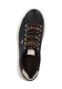 Sneaker in pelle nera con lacci a stampa leopardata, dettagli metallici e un interno imbottito. Presenta una suola testurizzata e un bordo in contrasto.