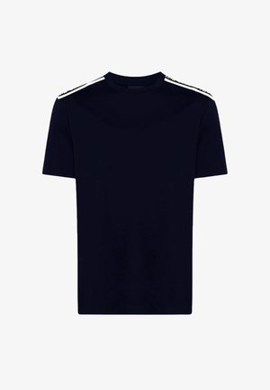 Camiseta de algodón de color marino con mangas cortas, cuello redondo y franjas blancas en los hombros que presentan la marca. Textura suave, corte regular.