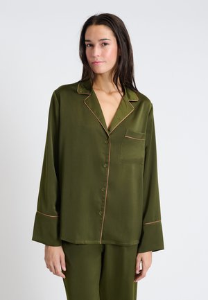 Satin olijfgroene pyjama-top met een notch-kraag, lange mouwen, knopenlijst aan de voorkant en contrasterende lichtroze piping langs de randen en zak.