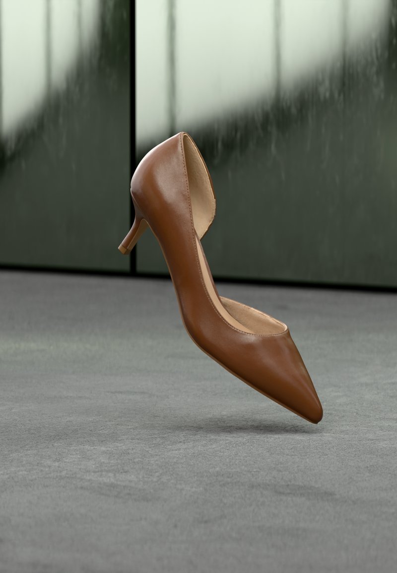 Chaussure à talon haut en cuir marron avec un bout pointu, un talon fin et des côtés ouverts, sur un fond gris neutre.