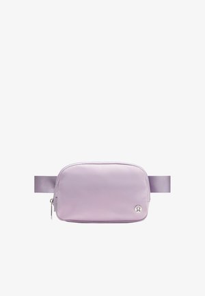Hellviolette rechteckige Bauchtasche mit Reißverschluss und verstellbarem Riemen, mit kleinem rundem Lululemon-Logo auf der Vorderseite.