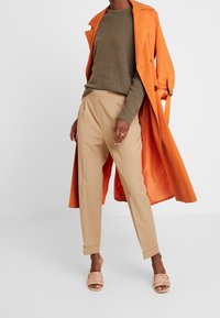 Karen by Simonsen Svetr - khaki