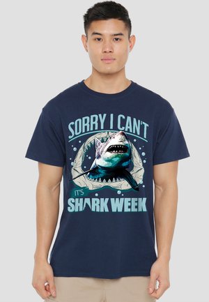 Cotton Soul, SHARK WEEK OFFICIALLY LICENSED SORRY I CAN'T - T-Shirt print - dark blue