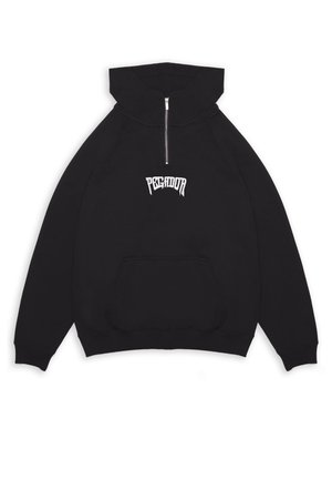 Zwarte pullover hoodie met voorste ritssluiting bij de kraag, kangoeroezak en wit "Pegador"-logo in het midden van de borst.