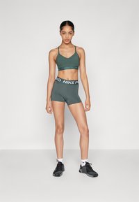 Nike Performance INDY BRA - Sportski grudnjak s blagom potporom - vintage green