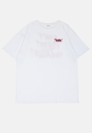 Hvid bomulds T-shirt med korte ærmer, prydet med grafisk tekst i pink og grå. Rund halsdesign, afslappet pasform. Ingen andre bemærkelsesværdige detaljer.