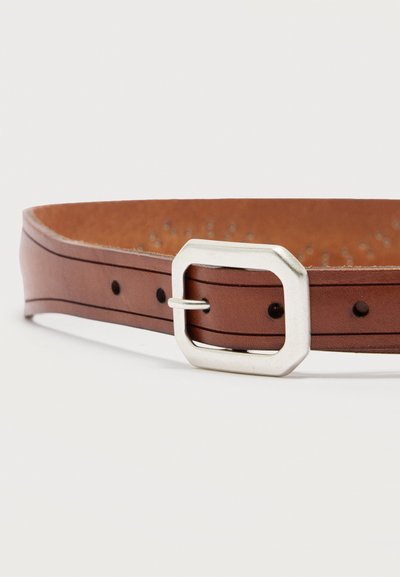 Καφέ δερμάτινη ζώνη με ασημένια ορθογώνια αγκράφα, διαθέτει πολλαπλές τρύπες ρύθμισης και ραμμένα άκρα σε λευκό φόντο.