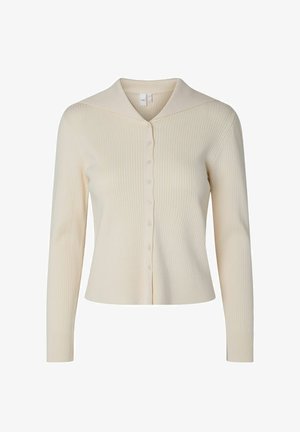 Krämfärgad ribbad stickad cardigan med långa ärmar, en bred krage och knäppning framtill.