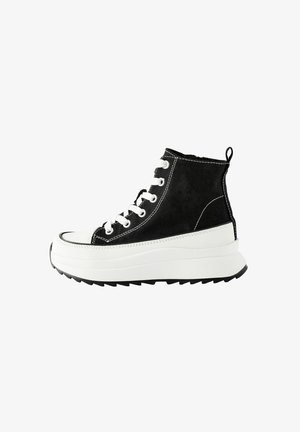 Hoge sneakers met een bovenwerk van zwart suede, een witte rubberen zool, opvallende stiksels en een gestructureerde zwarte buitenzool.