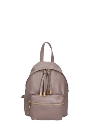 Zaino in pelle grigia con forma arrotondata, zip dorate e tasca frontale. Presenta due manici superiori e una texture liscia.