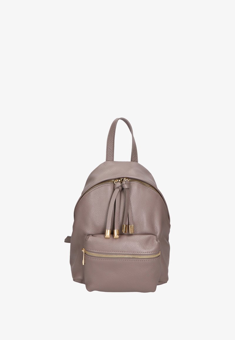 Zaino in pelle grigia con forma arrotondata, zip dorate e tasca frontale. Presenta due manici superiori e una texture liscia.