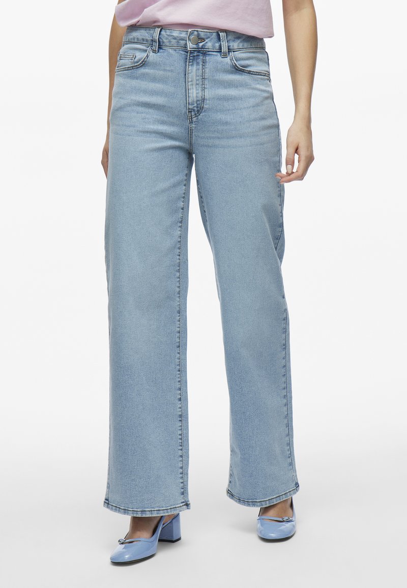 Jeans anchos de denim azul claro con cintura alta, bolsillos frontales y detalles de costura sutiles. Textura suave y ajuste clásico.