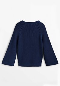 Marineblauer Strickpullover mit einem strukturierten Muster, breiten Ärmeln und einem runden Ausschnitt. Der Rücken zeigt einen Rippabschluss am Saum.