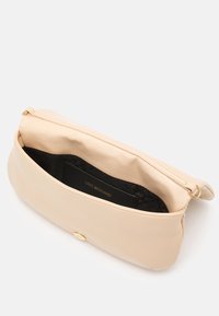 Béžová psaníčko z umělé kůže se zlatým kováním, zapínáním na zip a vzorovaným černým vnitřkem s potiskem "LOVE MOSCHINO".