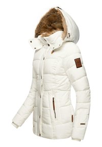 Jachetă puffer albă cu glugă căptușită cu blană, accente maro, un buzunar cu fermoar în față și manșete cu nervuri. Prezintă un patch cu logo pe mânecă.