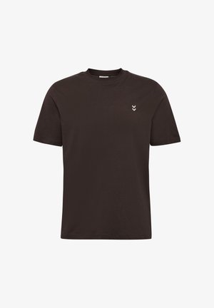 Donkerbruin T-shirt met korte mouwen van katoenen materiaal en een ronde hals. Heeft een klein wit chevron-ontwerp op de linkerborst.