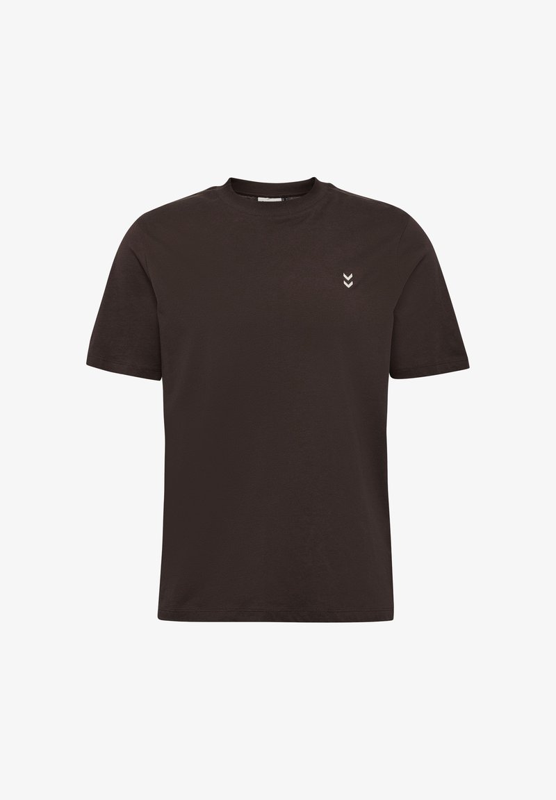 Mørkebrun kortærmet T-shirt i bomuldsstof med rund hals. Har et lille hvidt chevronmønster på venstre bryst.