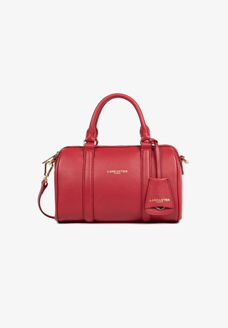 Borsa a secchiello in pelle rossa con texture, dotata di manici doppi, tracolla removibile e logo dorato "Lancaster Paris".
