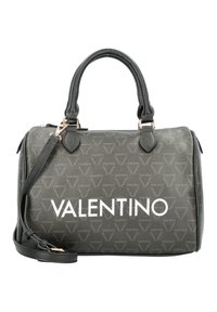 Bolso de mano de cuero gris con doble asa y una correa de hombro ajustable. Presenta un patrón de logotipo en toda la superficie y un nombre de marca blanco destacado.