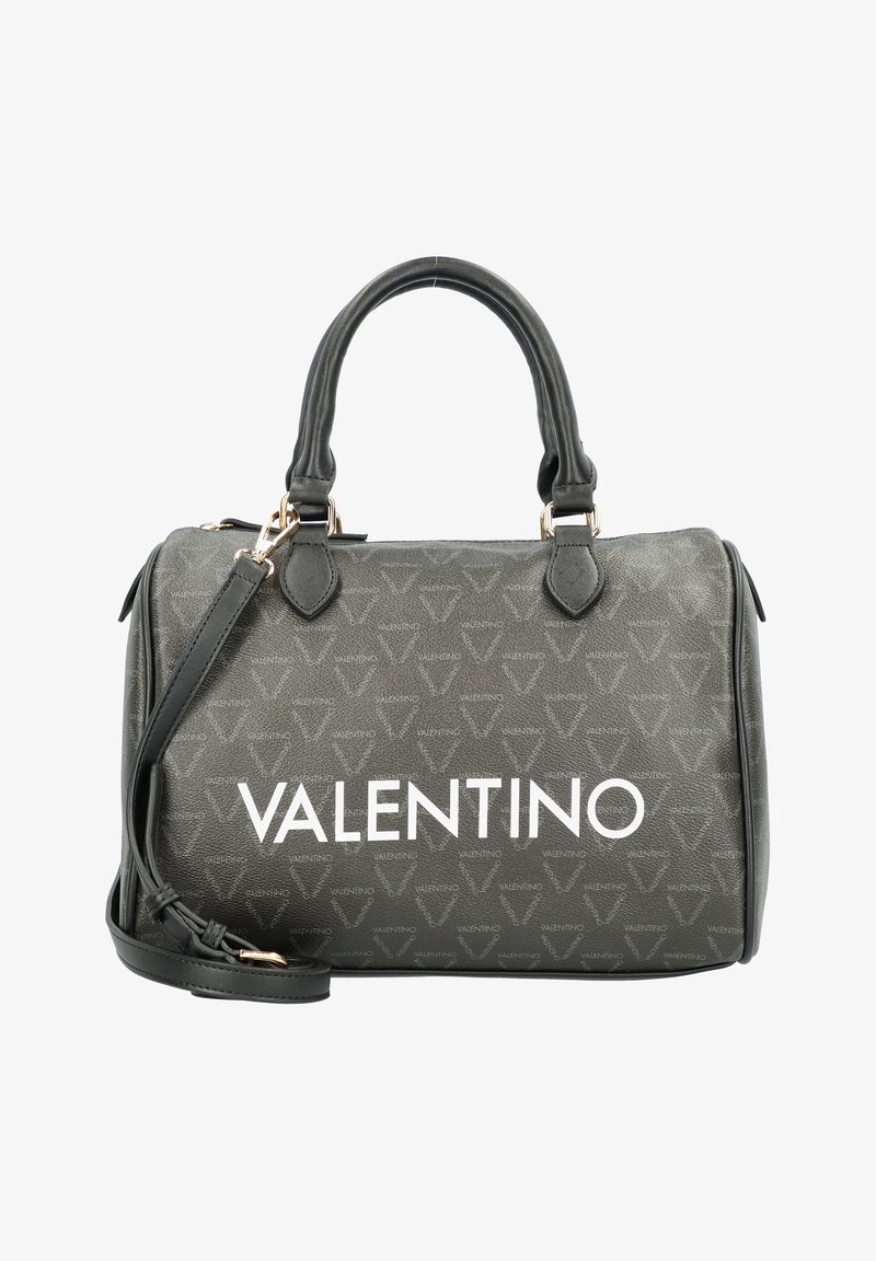 Bolso de mano de cuero gris con doble asa y una correa de hombro ajustable. Presenta un patrón de logotipo en toda la superficie y un nombre de marca blanco destacado.