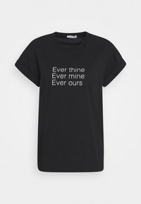 Sort bomulds T-shirt med oprullede ærmer og hvid tekst: "Ever thine Ever mine Ever ours," i et centreret, stablet layout.