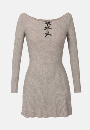 Strickkleid mit langen Ärmeln, schulterfreier Ausschnitt, hellgraue Farbe, gerippte Textur und dekorative schwarze Bänder an der Vorderseite.