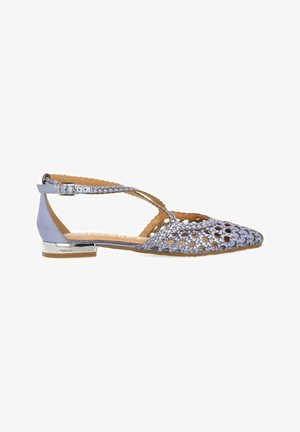 Zapato plano de color púrpura claro con un diseño trenzado, punta cerrada y tira en el tobillo. Presenta un acento metálico plateado en el tacón.