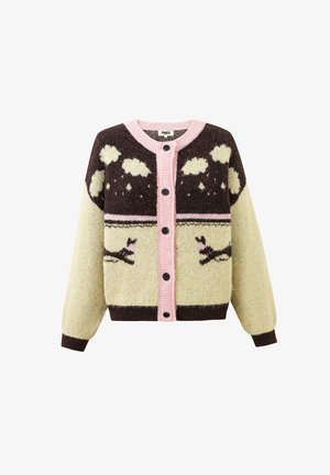 Cardigan boutonné avec bordure rose, section supérieure marron avec motifs de nuages blancs, section inférieure crème, et petits motifs de chats noirs sur le devant.