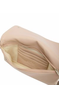 Borsa a tracolla di colore rosa chiaro con esterno in pelle texture, chiusura a zip, fodera interna liscia e diversi slot per schede all'interno.