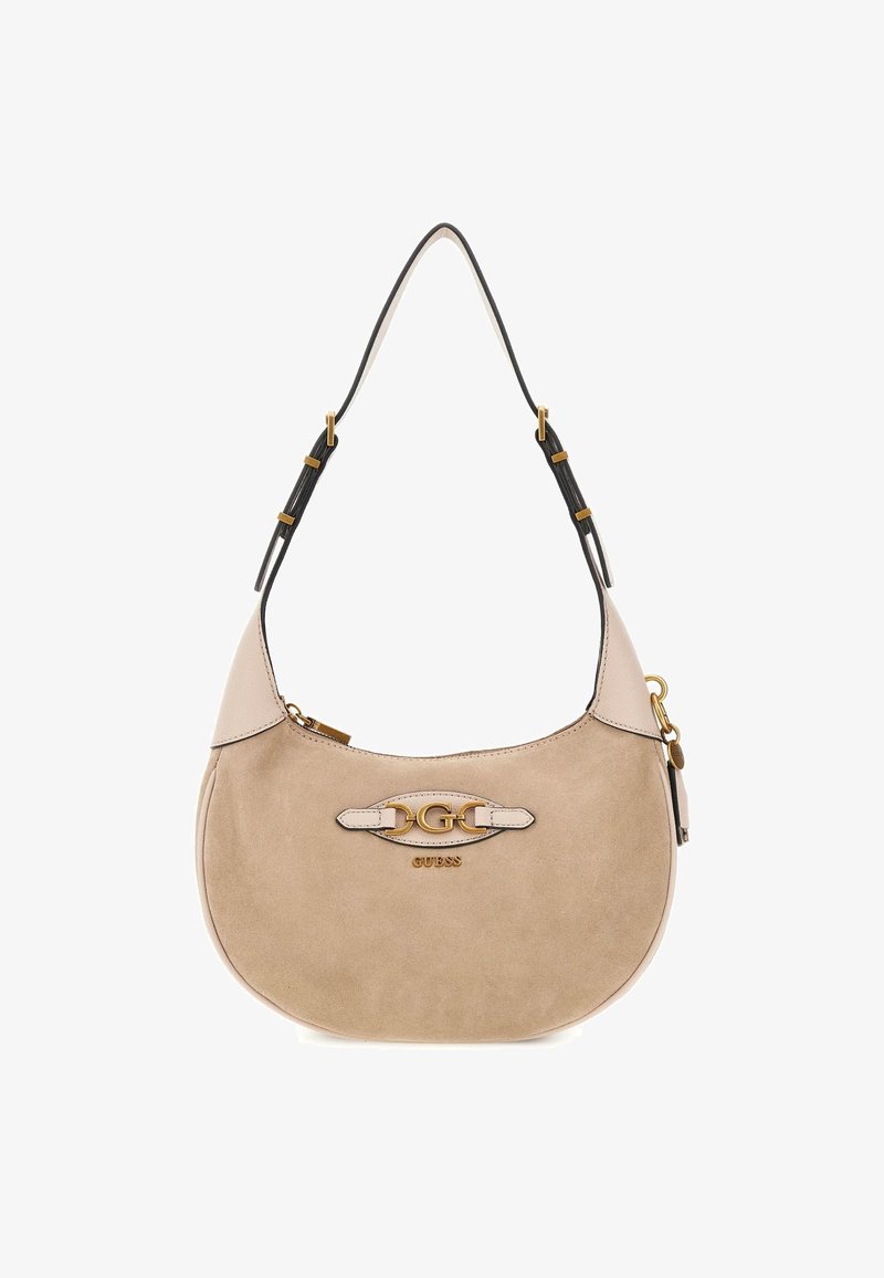 Sac d'épaule beige en daim en forme de demi-lune avec une sangle noire réglable, une boucle GG dorée et le logo "GUESS" à l'avant.