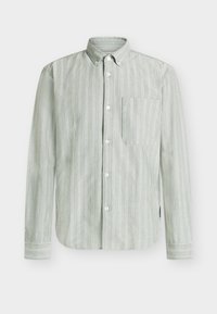 Πράσινο πουκάμισο με ρίγες, σε ελαφρύ ύφασμα, με μια τσέπη στο στήθος και κάθετες λευκές ρίγες, μανσέτες με κουμπιά.