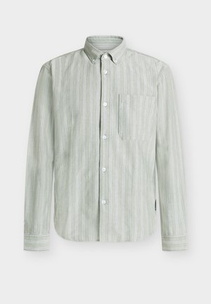 Πράσινο πουκάμισο με ρίγες, σε ελαφρύ ύφασμα, με μια τσέπη στο στήθος και κάθετες λευκές ρίγες, μανσέτες με κουμπιά.