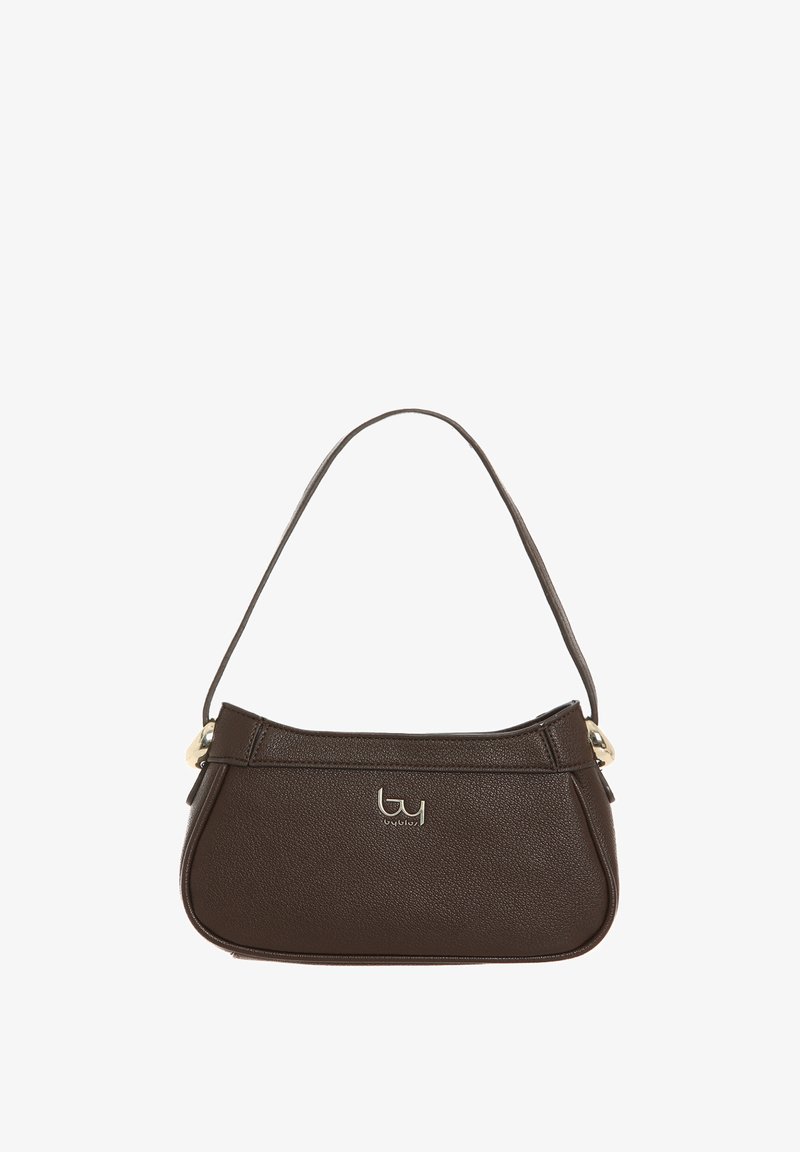 Borsa a mano in pelle marrone con una forma curvata, manico corto e dettagli in hardware dorato. Presenta una superficie texturizzata e un logo sul davanti.