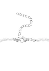 Collana in argento con perle bianche allungate, dotata di un moschettone e lunghezza regolabile con una piccola catena di estensione.