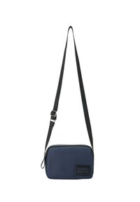 Dunkelblau, rechteckige Umhängetasche mit strukturierten Oberfläche, verstellbarem schwarzen Gurt und einem logobezogenen Patch auf der Vorderseite. Reißverschlussverschluss.