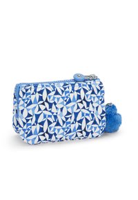 Blauw gestippeld munttasje met rits, voorzien van een geometrisch ontwerp in verschillende tinten blauw en een zachte blauwe pomponaccent.