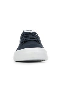 Sneaker in tela blu navy con suola in gomma bianca, con superiore testurizzato, lacci e logo sulla linguetta. Design classico a basso profilo.