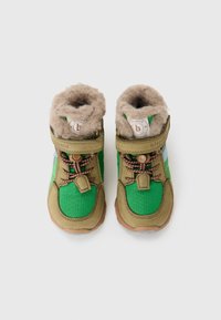 Botas verdes y beige con tejido texturizado, forro de piel sintética, suelas de goma marrón y cordones decorativos. Correa de velcro con detalle del logotipo.