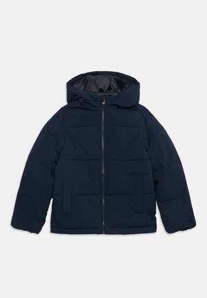 Veste d'hiver matelassée bleu marine avec capuche, fermeture éclair à l'avant et deux poches frontales, posée à plat sur un fond clair.