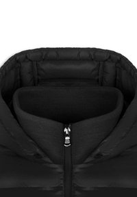 Czarna kurtka puchowa z kołnierzem i zapięciem na zamek, z kontrastową warstwą wewnętrzną. Gładka tekstura z przeszytymi sekcjami dla lepszej izolacji.