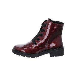 Lesklá tmavě červená kotníková bota s černými tkaničkami, masivní podrážkou a bočním prošíváním, zobrazena z vnější strany na bílém pozadí.