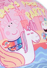 Peppa-Wutz-Mütze mit pinkem Hintergrund, Einhorn-Grafik, buntem Regenbogenmuster und verspieltem Text "Peppas Poolparty."
