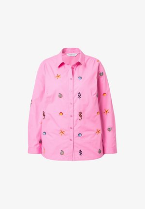 Růžová košile na knoflíky s dlouhými rukávy, zdobená vícebarevnými vyšívanými mořskými motivy, včetně mořských koníků a mušlí.