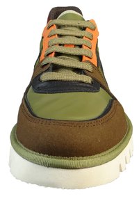 Zielono-brązowy sneaker z pomarańczowymi akcentami; ma gładką cholewkę, teksturowane sznurówki i białą gumową podeszwę z ząbkowanym brzegiem.