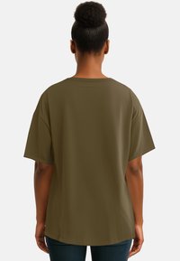 T-shirt di colore verde oliva a vestibilità rilassata con maniche corte, scollo rotondo e trama liscia. La vista posteriore mostra un taglio ampio e dettagli minimi.