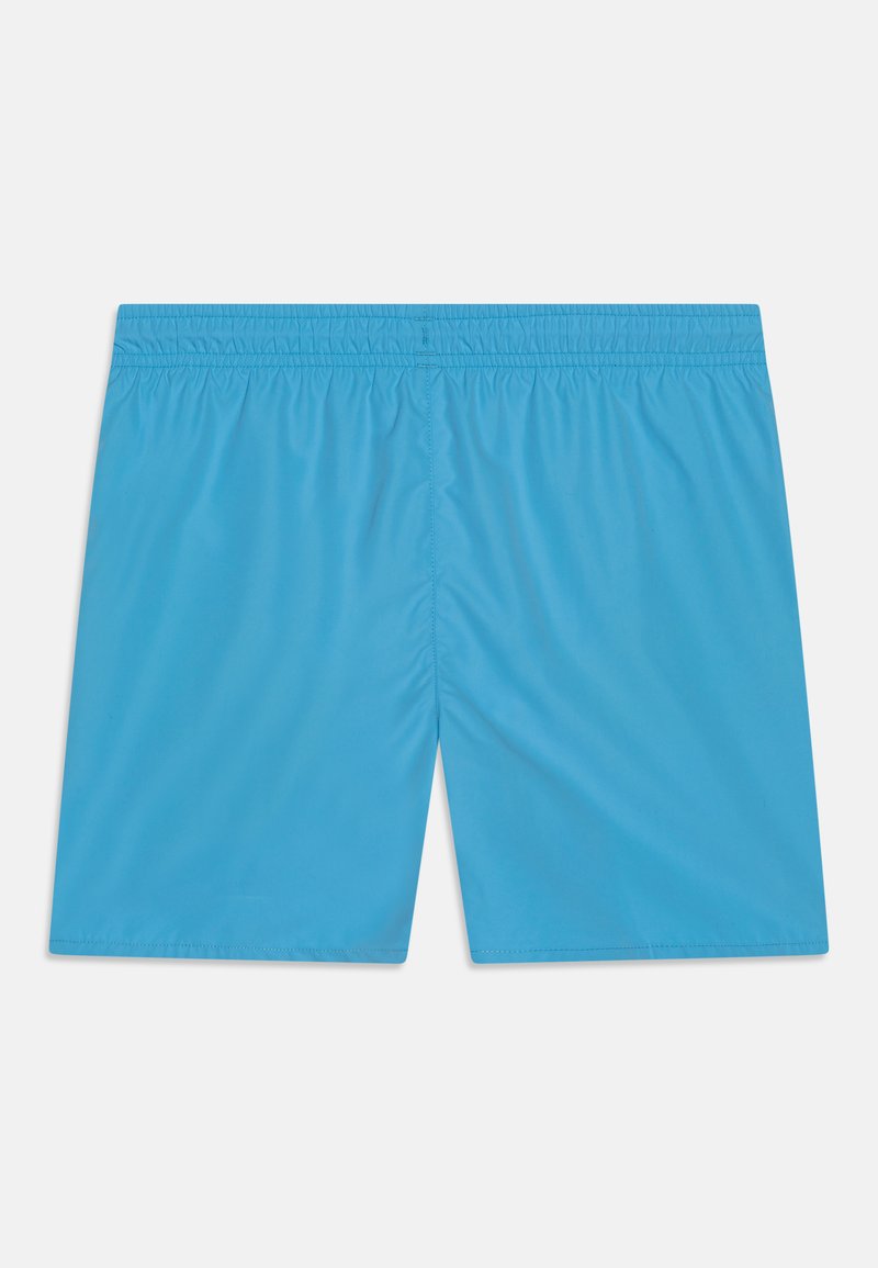 Jasnoniebieskie męskie szorty kąpielowe z elastycznym paskiem, widok z tyłu, na białym tle.