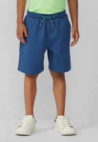 Pantaloni corti in cotone blu con vita elasticizzata e coulisse verde. Il tessuto è morbido e il design presenta una vestibilità comoda.