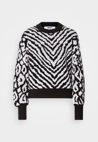 Fekete-fehér DKNY pulóver, amely texturált zebra- és absztrakt mintával készült, bordázott kerek nyakkivágással és mandzsettákkal, valamint rövid, széles ujjakkal.
